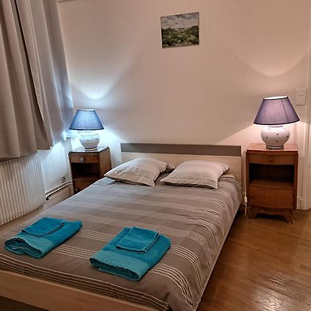 Charmant Appartement Au Pied Du Chateau Gien Exterior photo