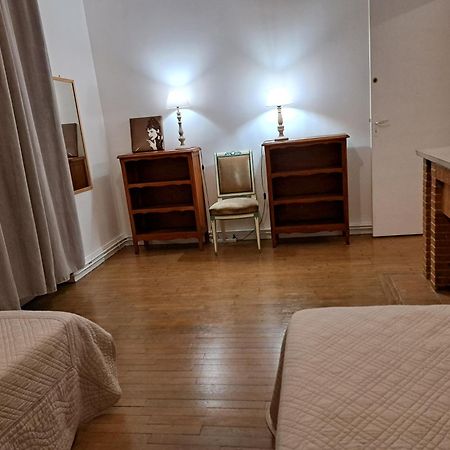 Charmant Appartement Au Pied Du Chateau Gien Room photo