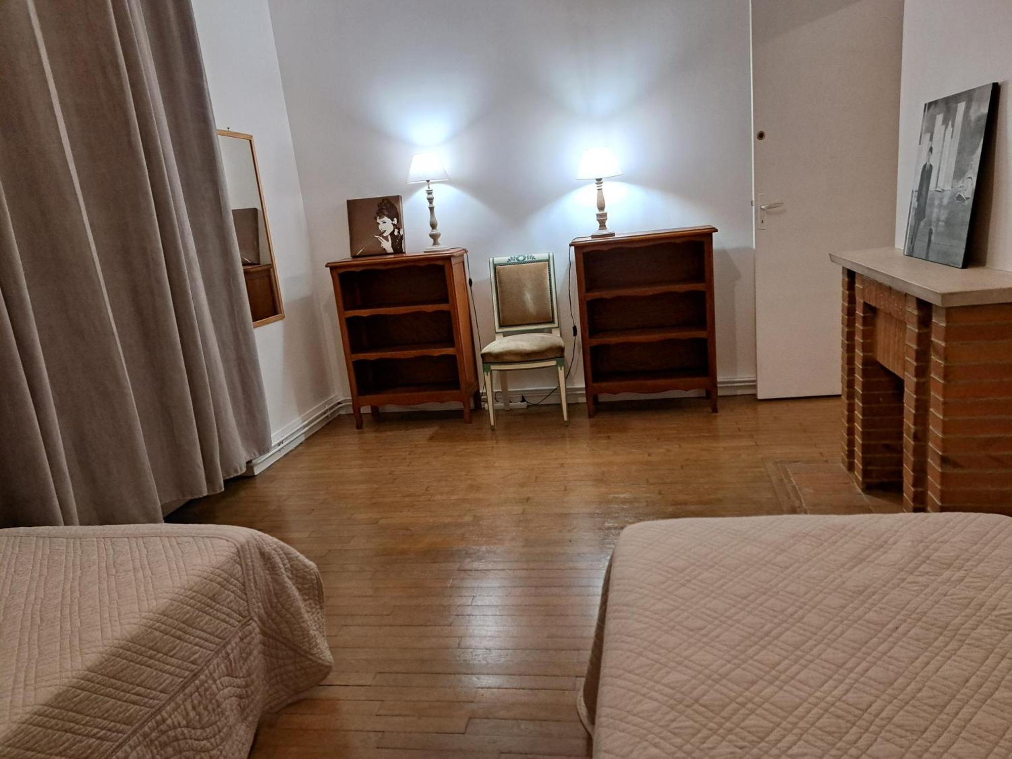Charmant Appartement Au Pied Du Chateau Gien Room photo