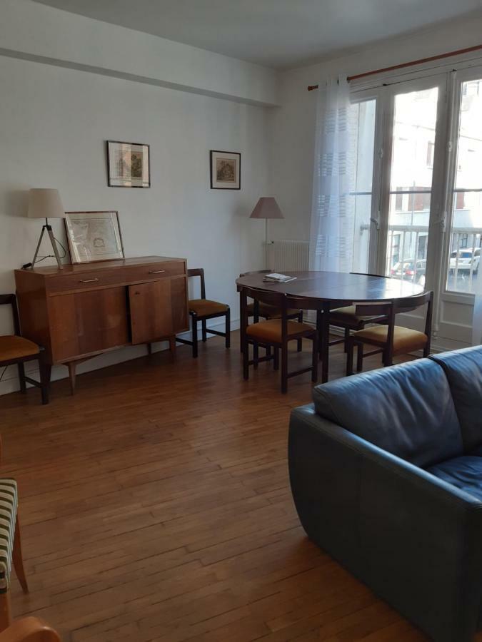 Charmant Appartement Au Pied Du Chateau Gien Exterior photo